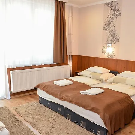 Guest house Media Panzio Es Apartmanhaz
