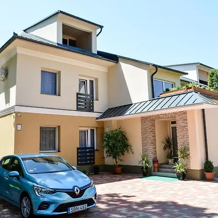 Media Apartmanhaz Guest house 3*