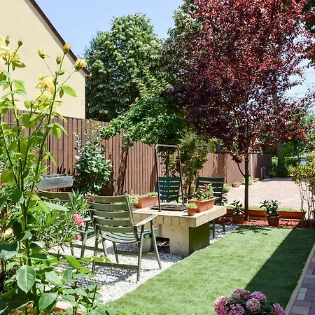 Guest house Media Panzio Es Apartmanhaz