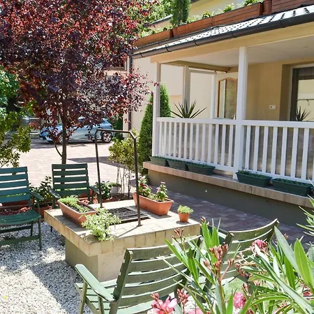 Guest house Media Panzio Es Apartmanhaz