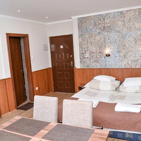 Guest house Media Panzio Es Apartmanhaz
