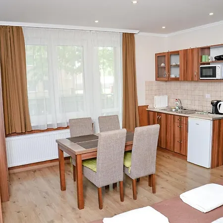 Guest house Media Panzio Es Apartmanhaz 3*