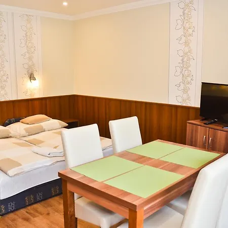 Media Panzio Es Apartmanhaz Guest house